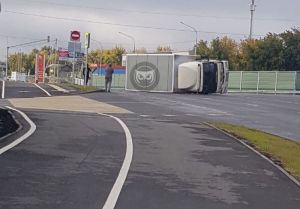 На Бригадирском мосту в Пензе перевернулся грузовик