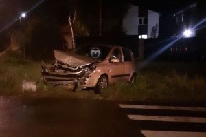 На улице Чебышева в Пензе вылетела с дороги и разбилась иномарка