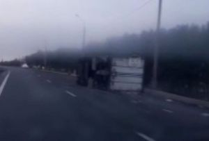 На трассе М-5 в Пензенской области опрокинулась фура с прицепом