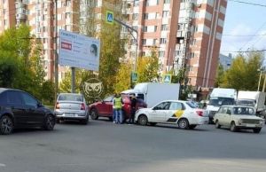 На Тернопольской улице Пензы такси врезалось в легковой автомобиль
