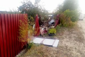 Появились фото с опрокинутой «Нивой» в дачном поселке под Пензой