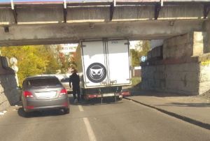 В Пензе грузовик застрял под железнодорожным мостом