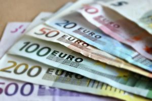 Курс рубля резко упал по отношению к доллару и евро