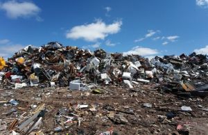 Воду для тушения свалки в Пензе возят за три километра