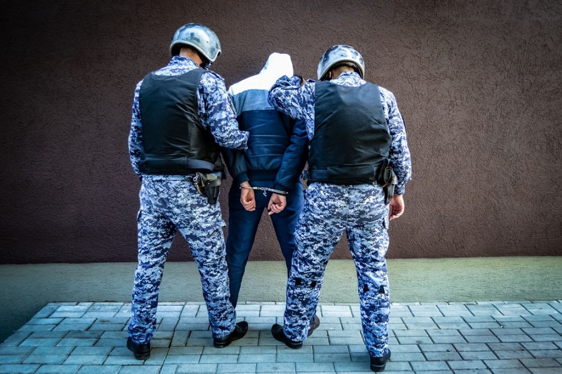 В Пензе 23-летний парень вышел из ТЦ в неоплаченных джемпере и штанах