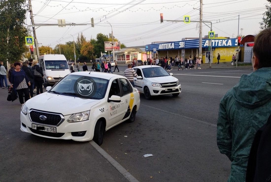 В Пензе у автовокзала такси попало в ДТП