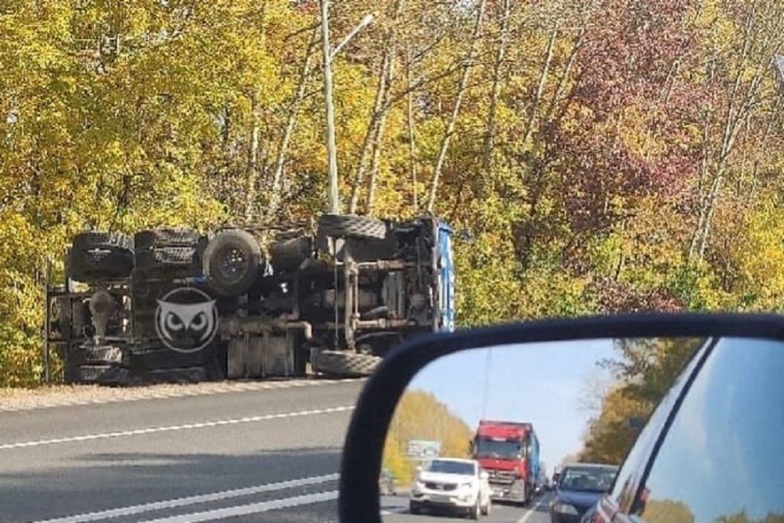 «Лежит бетономешалка». На трассе под Пензой опрокинулся большегруз
