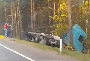В Пензенской области грузовик улетел в кювет и перевернулся