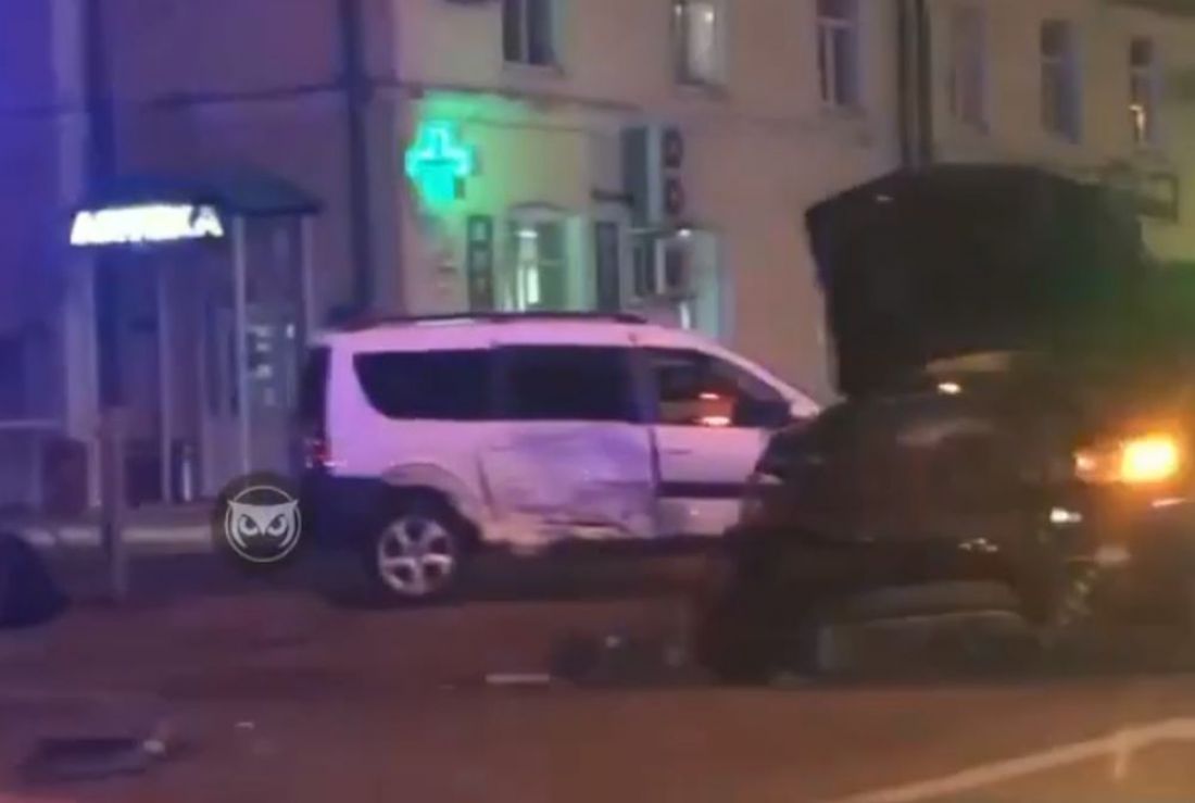 Около торгового центра в Пензе жестко столкнулись два автомобиля