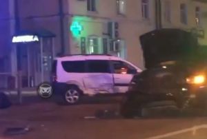 Около торгового центра в Пензе жестко столкнулись два автомобиля