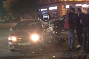 На перекрестке в центре Пензы разбили два автомобиля