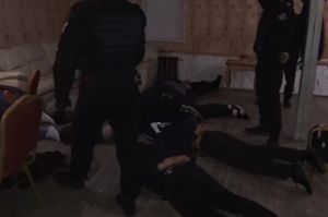 В Пензе оперативники проникли в подпольное казино во время игры. Фото
