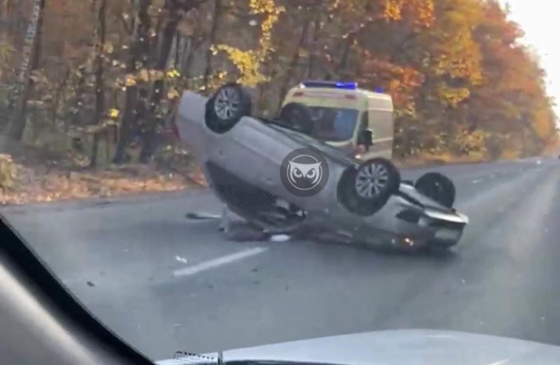 На дороге в Пензенской области обнаружен лежащий на крыше автомобиль