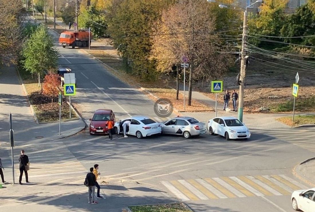 На перекрестке в Пензе три машины столкнулись и заблокировали путь