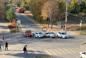 На перекрестке в Пензе три машины столкнулись и заблокировали путь
