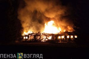 «Рухнул терем». Видео с места пожара в пензенском ресторане «Засека»