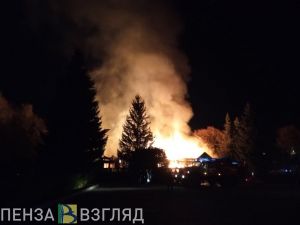 В Пензе сотрудники ГИБДД перекрыли дорогу из-за пожара в ресторане «Засека»