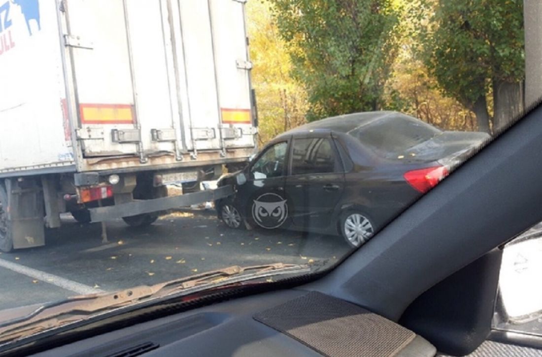 На «Севере» в Пензе легковушка въехала в фуру. Фото