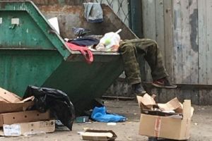 Мужчина в мусорке, трагическое ДТП и задержание убийцы: новости за 19 октября