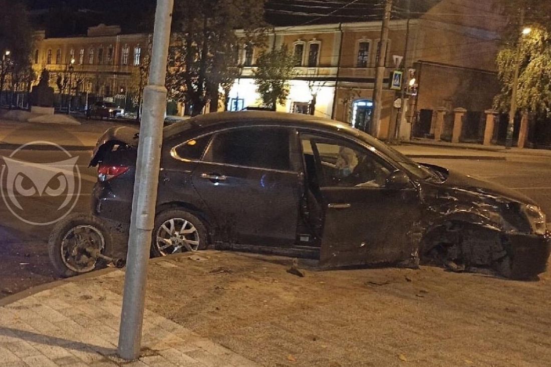 Ночью в центре Пензы в жестком ДТП разбились две машины