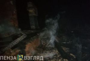 Появились фото с места смертельного пожара в Камешкирском районе