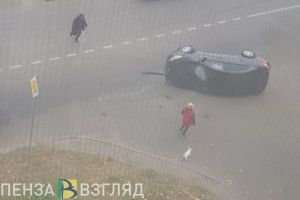 На улице Воронова в Пензе иномарка опрокинулась на бок