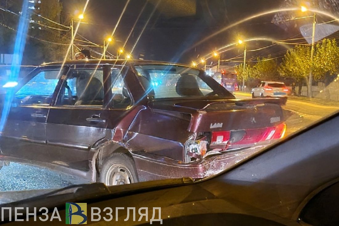 На Шуисте в Пензе «КамАЗ» протаранил легковушку