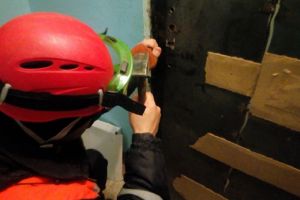 Пензенским спасателям пришлось вскрывать двери и транспортировать больных