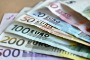 Курс евро поднялся выше 92 рублей