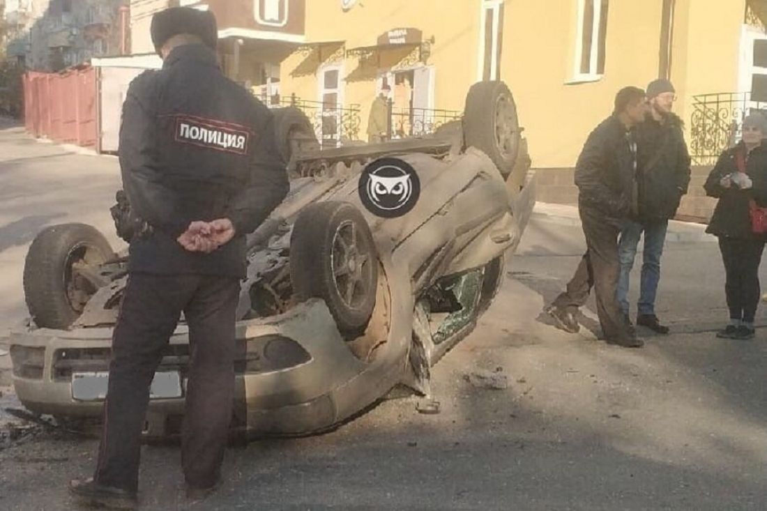 На Южной поляне в Пензе иномарка перевернулась на крышу