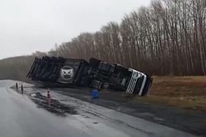 На дороге в Пензенской области опрокинулась фура
