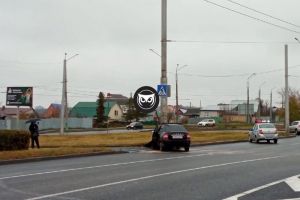 К месту жесткой аварии на улице Карпинского в Пензе прибыла «скорая»