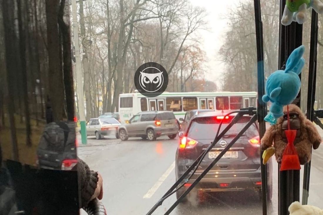 На улице Лермонтова в Пензе автобус встал поперек дороги