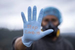 Названо общественное место, где легко подхватить COVID