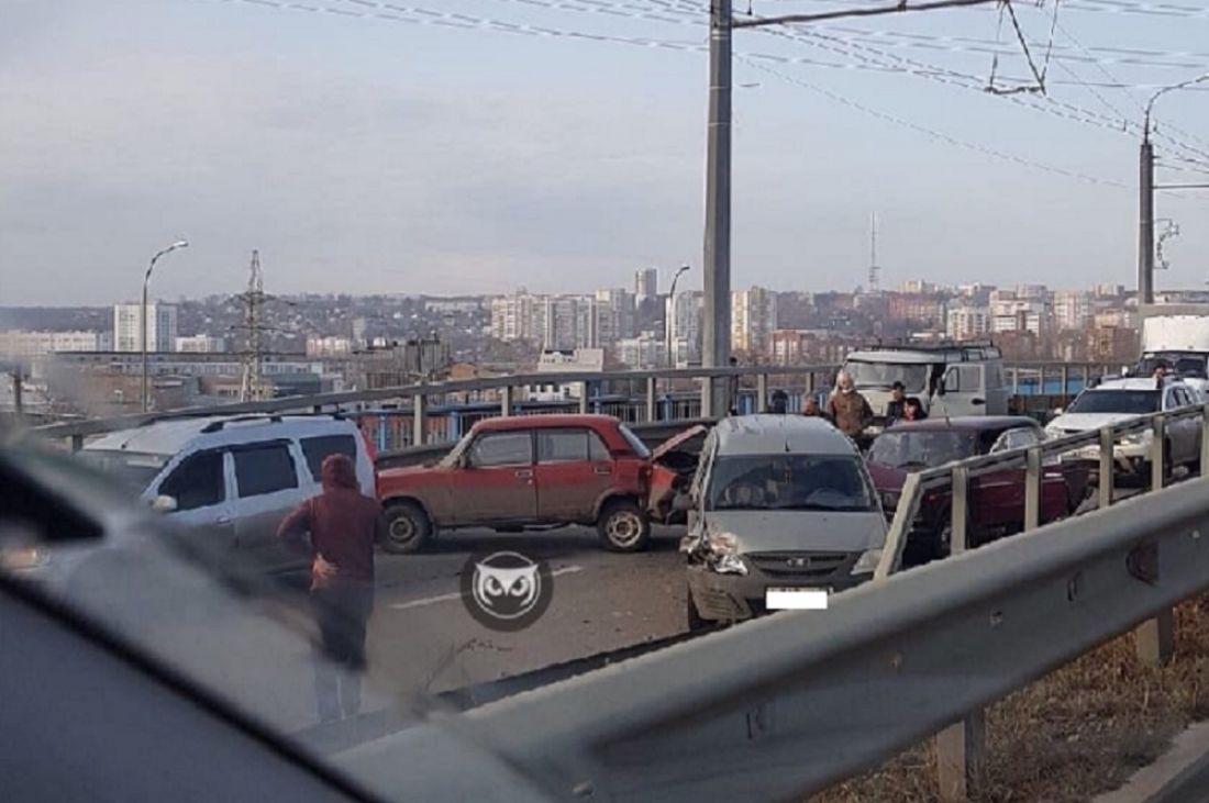 «Перекрыто намертво». Из-за ДТП по пути в Терновку образовалась пробка