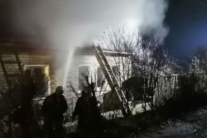 Из загоревшегося дома в Кузнецке эвакуировали 4 человека