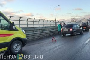 Реанимация и сотрудники ГИБДД прибыли к месту жесткого ДТП в Пензе