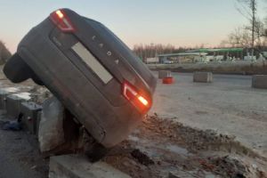 Житель Пензенской области на авто влетел в бетонное ограждение в соседнем регионе