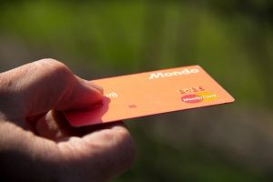 Жительница Энгельса подобрала карту пензячки и похитила с нее деньги