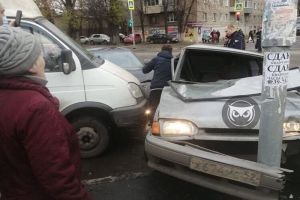 В Пензе «ВАЗ» разбился, жестко врезавшись в столб