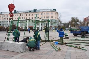 В Пензе начали монтаж главной новогодней елки