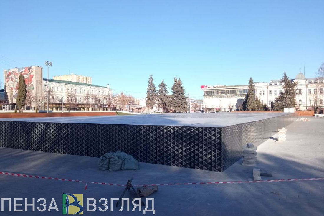 Новый фонтан в центре Пензы полностью укрыли фанерой. Фото