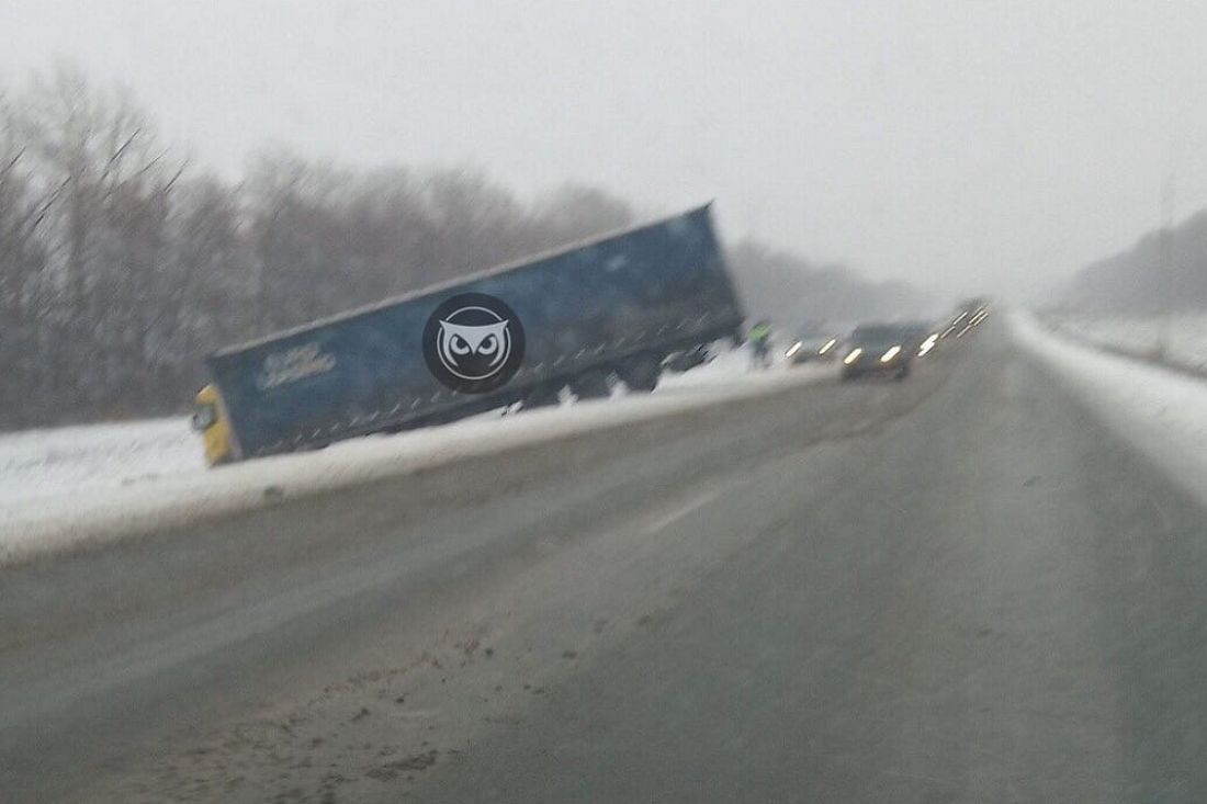 На трассе «Тамбов-Пенза» фура слетела в кювет
