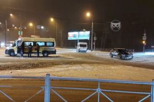 На Западной поляне в Пензе «Mercedes» столкнулся с маршруткой