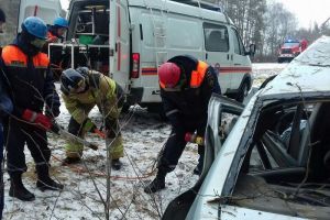 Тела погибших в ДТП в Кузнецком районе пришлось извлекать из машины спасателям