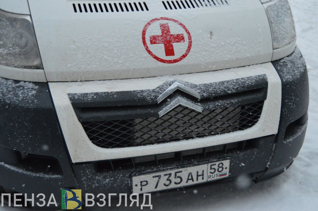 На трассе М-5 в Пензе «Лада» врезалась в дерево. Пострадала 4-летняя девочка