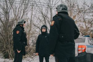 В Пензе неадекватный мужчина напал на водителя и повредил его машину