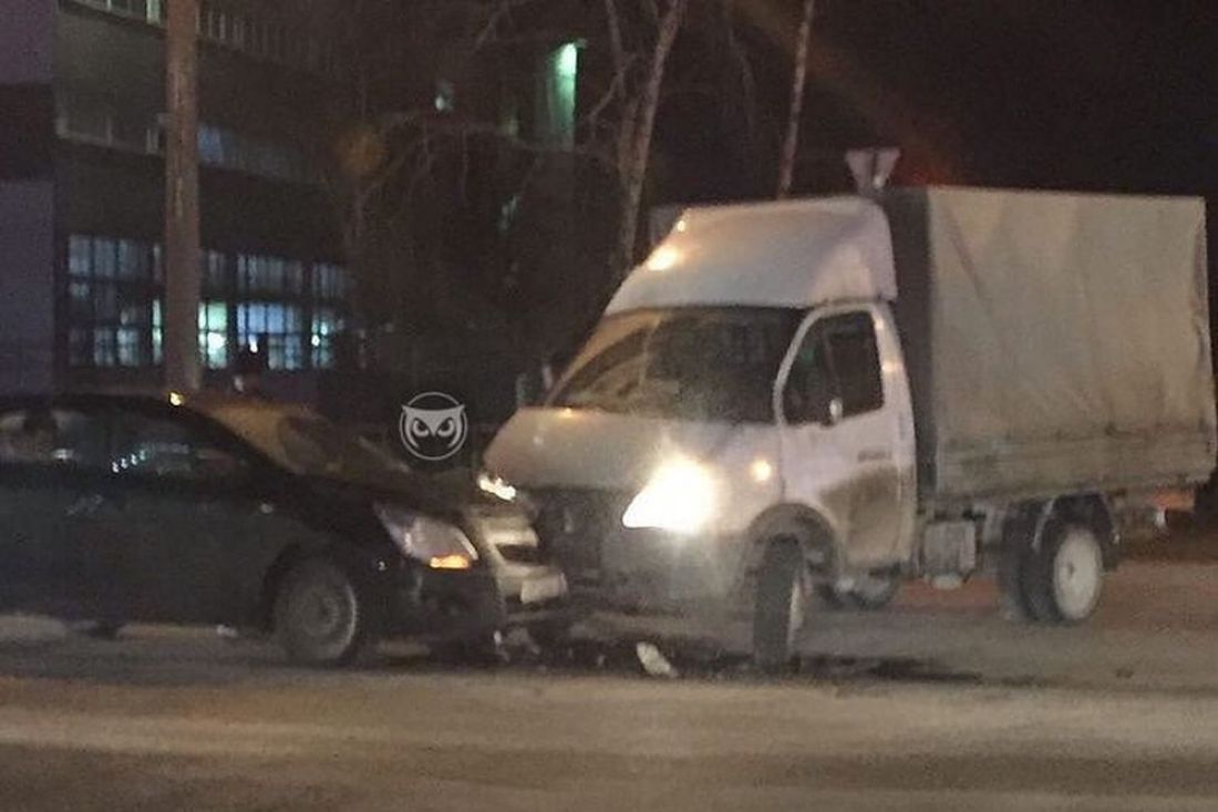 На Западной поляне в Пензе грузовик врезался в легковой автомобиль
