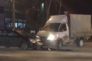 На Западной поляне в Пензе грузовик врезался в легковой автомобиль