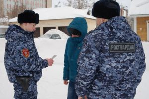 В Пензе двое мужчин распиливали чужой забор на глазах росгвардейцев